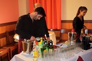 Destaque - Estudantes servem cocktail de final do ano letivo